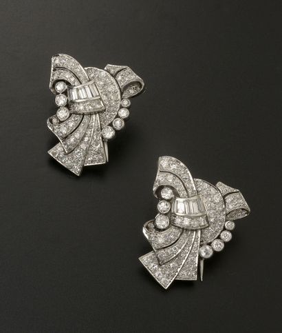 null Broche transformable en double clips en or gris 18k, platine 800 millièmes présentant...