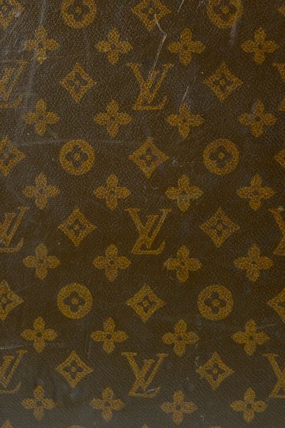 null LOUIS VUITTON.

Rectangular wooden suitcase sheathed in stenciled Monogram coated...