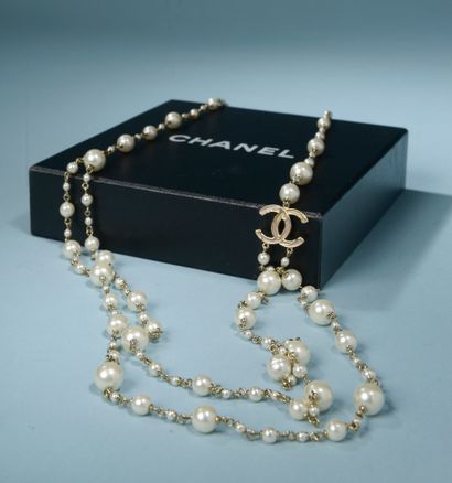 CHANEL. 

Long necklace composed of a gold...