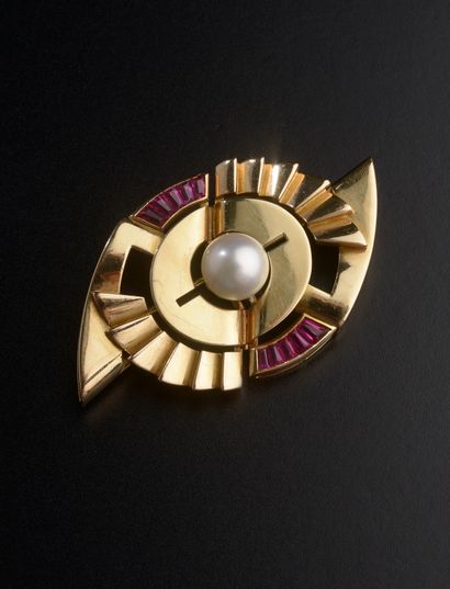 null Tank brooch in 18k yellow gold, set with a cultured pearl and

with ten calibrated...