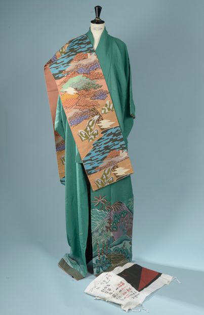 KENZO.

Kimono en soie brodée polychrome...