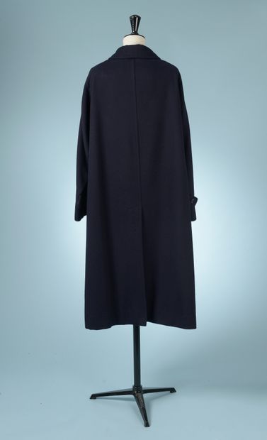 null BURBERRY'S.

Navy blue wool and cashmere coat, slightly flared silhouette, two...