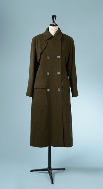 null HERMÈS SPORT.

Ladies' long coat in khaki wool, slightly flared straight cut,...