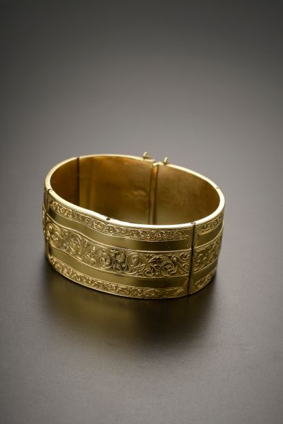 null Large 18k yellow gold bracelet decorated with vegetal and chiseled friezes,...