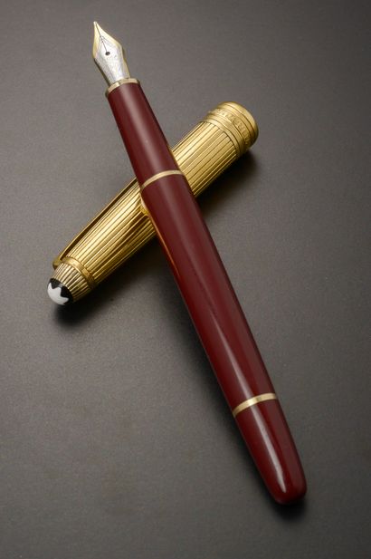 null MONT-BLANC "Meisterstück Doué".

Fountain pen, burgundy resin barrel, 925 thousandths...