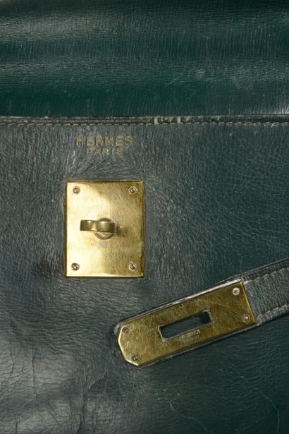 null HERMÈS "Kelly".

Green box calfskin bag, gold plated brass jewelry, padlock...