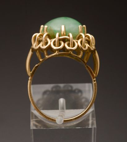 null Bague en or rose 18k présentant un cabochon de jade jadéïte (quelques légères...