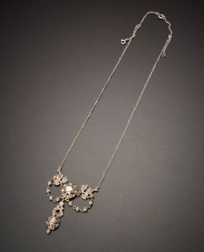 null Necklace in silver 800 thousandths decorated in its center with a floral motif...