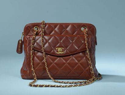 null CHANEL Paris.

Chanel bag carried on the shoulder in quilted lambskin, cognac...