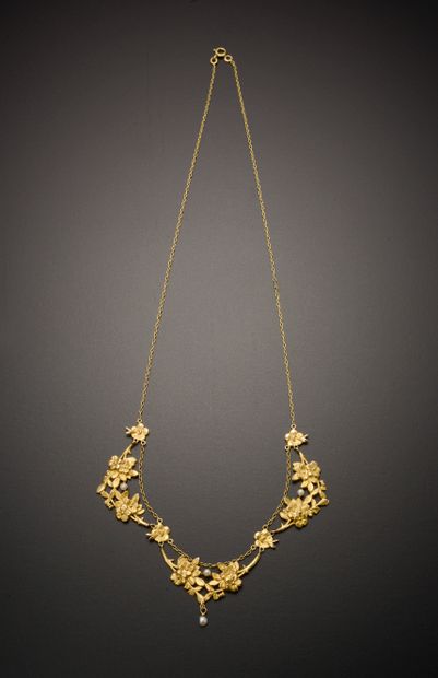 null Collier draperie en or jaune 18k à décor floral ponctué de perles fines, la...