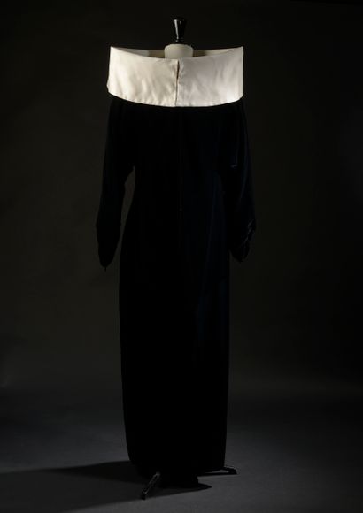 null NINA RICCI Haute Boutique.

Black velvet long dress, large cream satin collar,...
