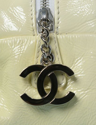null CHANEL Paris.

Bowling bag in patent leather and aged cream color, the interior...
