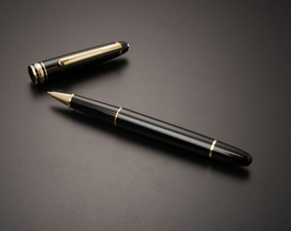 null MONTBLANC "Meisterstück".

Rollerball pen, the body in black resin, the attributes...