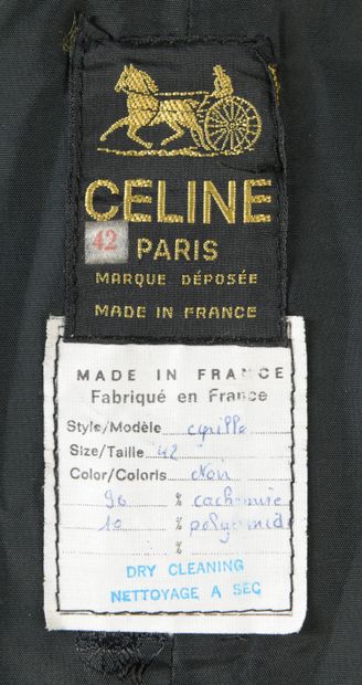 null CÉLINE "Cyrille".

Long coat in black cashmere, the straight cut tightened in...