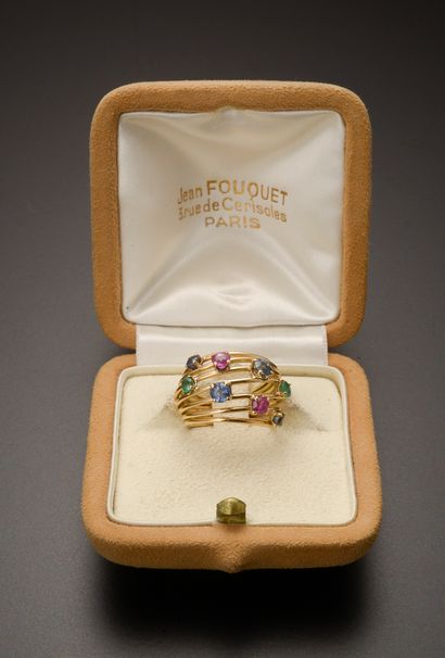 null JEAN FOUQUET (1899-1984).

Bague en or jaune 18k serties de saphirs, rubis et...