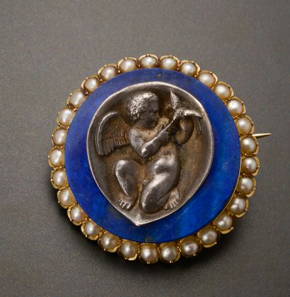 18k yellow gold brooch presenting a putto...