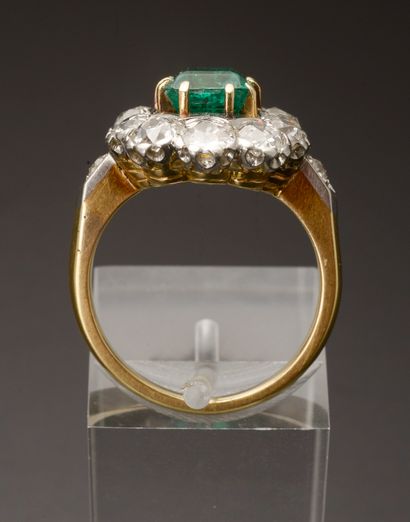 null Ring Pompadour in yellow gold 18k and platinum 800 thousandths, the bezel set...