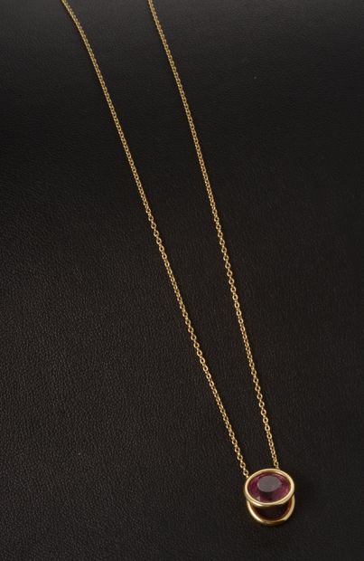 Necklace in 18k yellow gold with a round-cut...