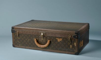 LOUIS VUITTON.

Rectangular wooden suitcase...