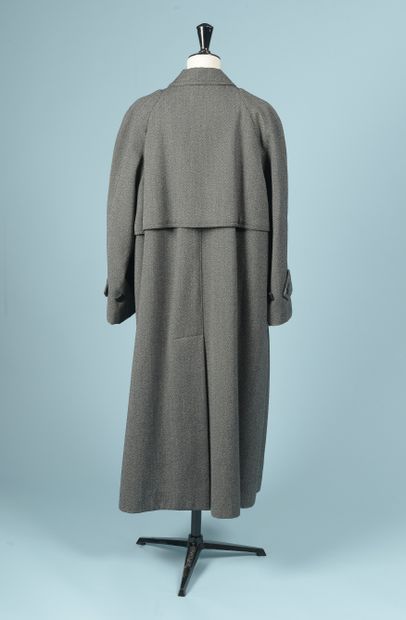 null HERMÈS.

Long coat in grey and navy blue mottled wool, slightly flared cut,...