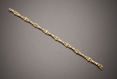 null Bracelet en or jaune 18k à maille fantaisie géométrisée et sertie d'une alternance...