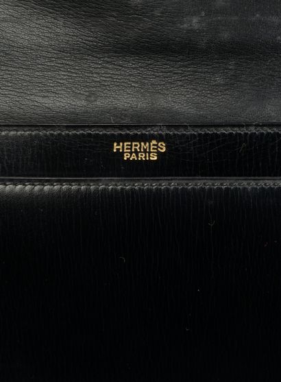 null HERMÈS "Piano".

Petit sac à main en cuir lisse noir à deux soufflets et une...