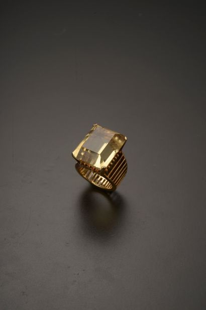 null Cocktail ring in 18k yellow gold presenting an emerald cut citrine of about...