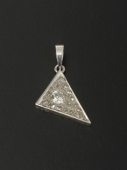 Pendentif triangulaire en or gris 18k serti...