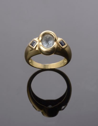null 18k yellow gold ring presenting an oval aquamarine of about 1 ct.

aquamarine...