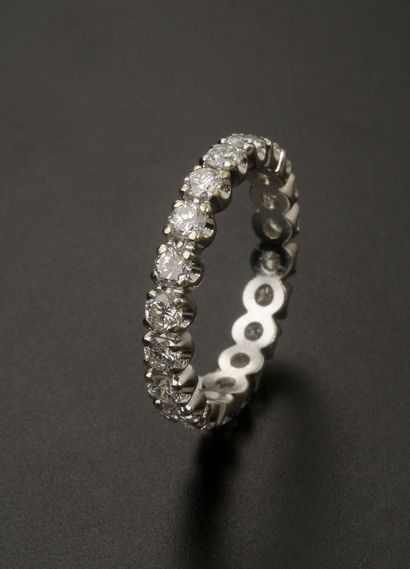 null Wedding ring in 18k white gold with twenty modern brilliant-cut diamonds of...