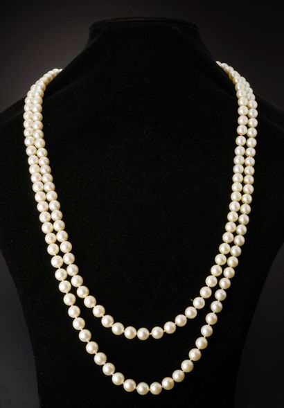 null Collier composé de deux rangs de perles de culture, le fermoir à clip en or...