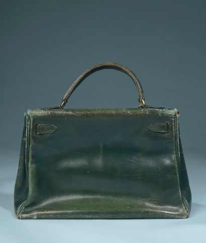 null HERMÈS "Kelly".

Green box calfskin bag, gold plated brass jewelry, padlock...