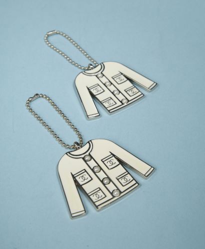 null CHANEL.

Two key rings featuring a suit jacket of the house, in silver metal...