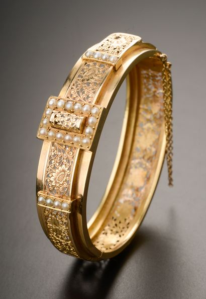 18k yellow gold bracelet featuring a chiseled...