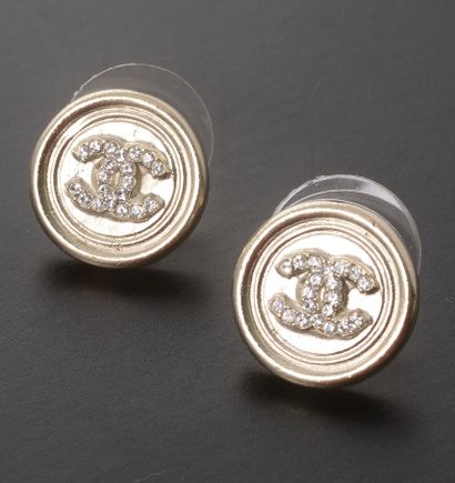 null CHANEL. 

Paire de puces d'oreilles ronde en métal doré, sigle de la maison...