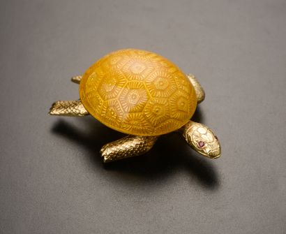 BOUCHERON. 

Turtle clip brooch in 18k yellow...