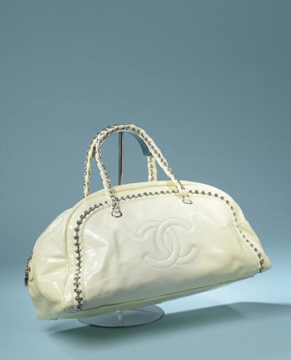 null CHANEL Paris.

Bowling bag in patent leather and aged cream color, the interior...