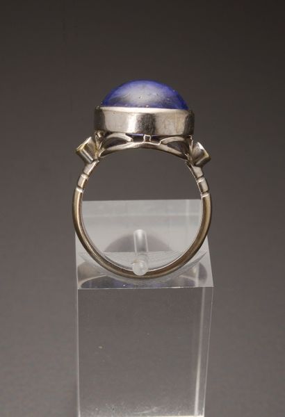 null Bague en or gris 18k présentant une importante tanzanite en cabochon d'environ...