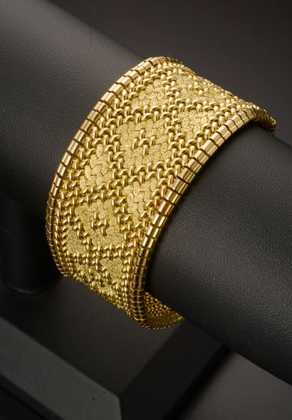 null Cuff bracelet in 18k yellow gold with pressed polonaise mesh, the clasp with...