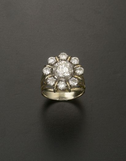 null Bague en or gris 18k présentant un diamant principal de taille brillant moderne,...