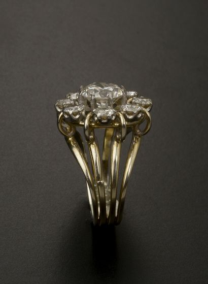null Bague en or gris 18k présentant un diamant principal de taille brillant moderne,...