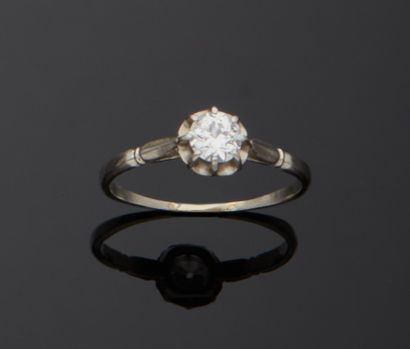 null Bague solitaire en platine 800 millièmes présentant un diamant de taille brillant...