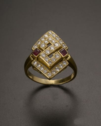 Ring in 18k yellow gold, the bezel with geometrical...