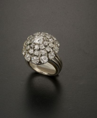 null Bague dôme en or gris 18k présentant des trente-trois diamants de taille brillant...