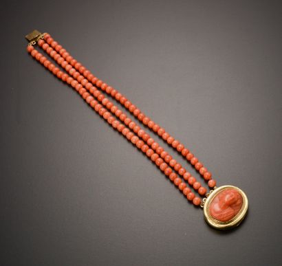 null Bracelet composed of three rows of coral beads, the clasp ratchet in 18k yellow...