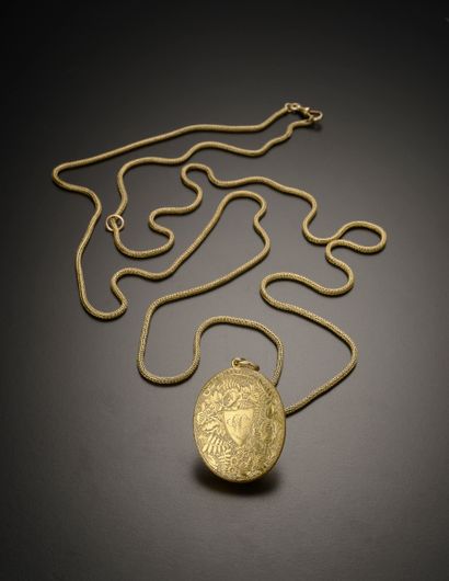 Pendant in 18k yellow gold, engraved with...
