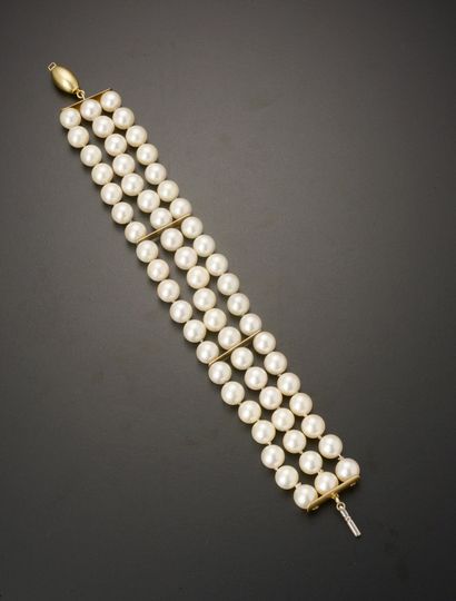 null Bracelet composé de trois rangs de perles de culture alternées de barettes en...