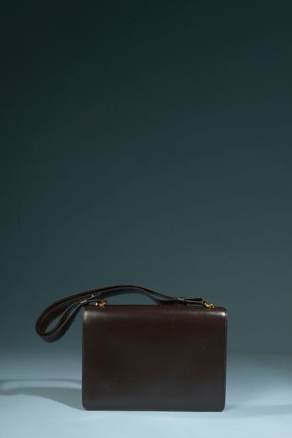 null HERMÈS "Fonsbelle".

Small brown leather handbag with two gussets and a flat...