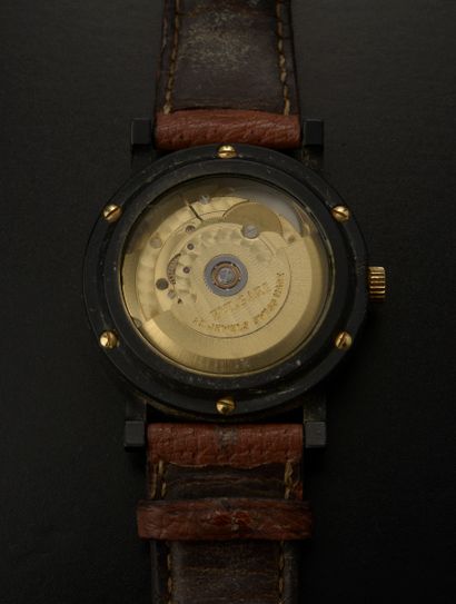 null BULGARI.

Wristwatch, round carbon case, black dial with gold index and date...
