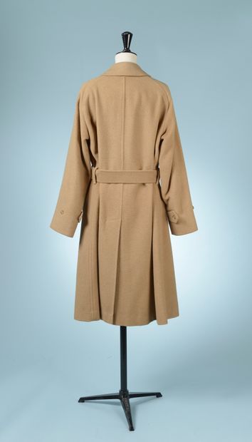 null BURBERRY'S.

Long manteau de dame en laine de chameau beige, la silhouette évasée...